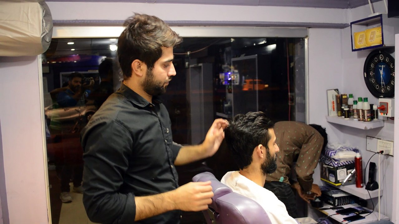 Amazing Pakistani Barber Uses 27 Pairs Of Scissors To Cut Hair - video ...