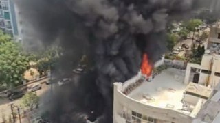 गाजियाबाद के एक कॉम्प्लेक्स में लगी आग, आसमान में उठे धुएं के गुबार से फैली दशहत