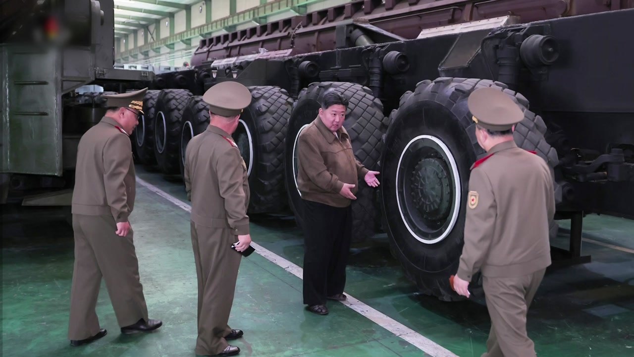 김정은, ICBM 발사 차량 생산 공장 방문..."핵 무력 강화" / YTN