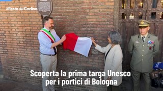 Scoperta la prima targa Unesco per i portici di Bologna: il video