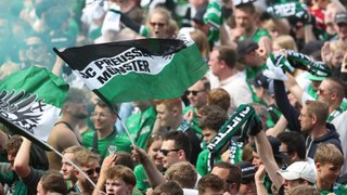 Platzsturm in Münster: Preußen-Fans feiern den Durchmarsch
