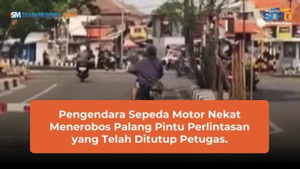Seorang Pengendara Motor yang Nekat Terobos Palang Pintu Perlintasan Kereta Apii