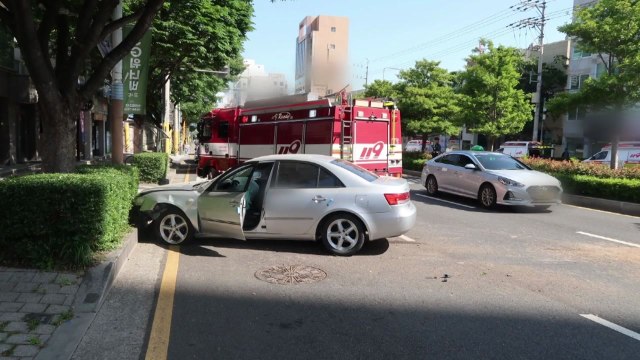 60대 남성 몰던 승용차가 보행자 3명 치어 / YTN