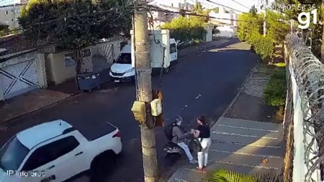 Conductor arrolla a motociclista que robo a enfermera.