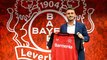  Xabi Alonso salta a festejar con la afición del Bayer Leverkusen