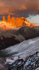 LE PLUS BEAU sunset au Pic Torres de Paine en Patagonie [@timothydhalleine]