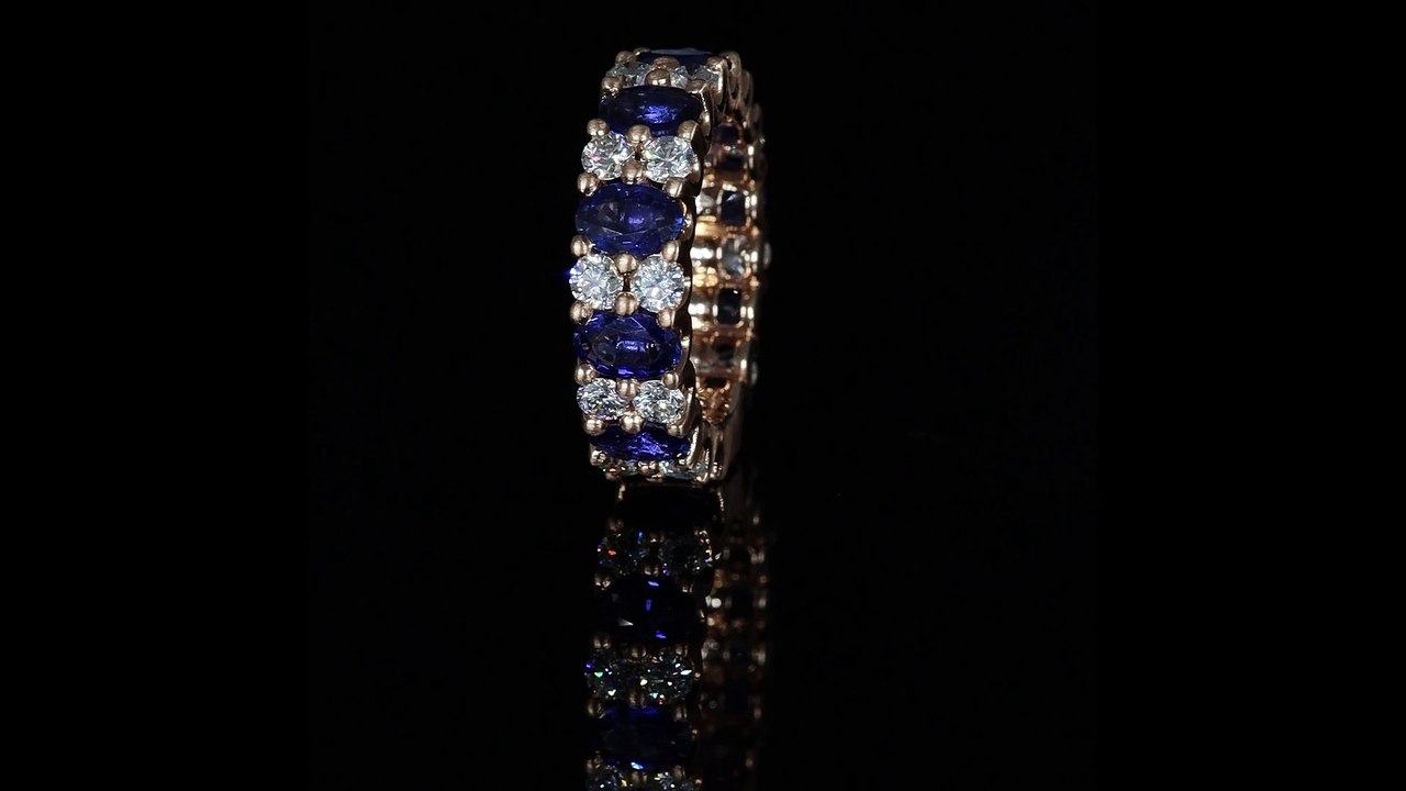Anello girodito in oro rosa satinato modello Infinity con zaffiri e diamanti della Gioielleria Casavola di Noci