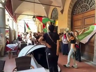 Pisa, dura contestazione degli studenti al ministro Bernini: «Che coraggio hai a nasconderti come un topo, noi ti troveremo»