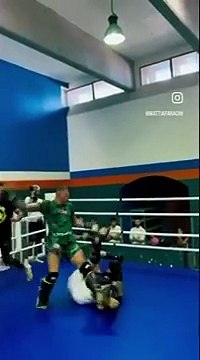 Kickboxing: spettacolare calcio acrobatico di Mattia Faraoni