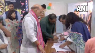 रक्षा मंत्री राजनाथ सिंह ने अपना वोट डाला