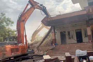 कांग्रेस नेता के अवैध अतिक्रमण को किया ध्वस्त