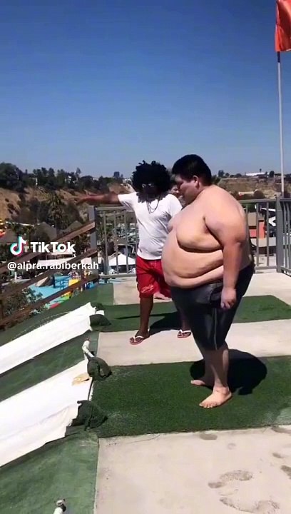 Video lucu pria berenang