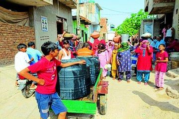 पेयजल किल्लत, महिलाओं ने रोड पर किया प्रदर्शन ... देखें वीडियो ....
