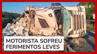 Carreta tomba em Minas Gerais e deixa congestionamento de 13 quilômetros