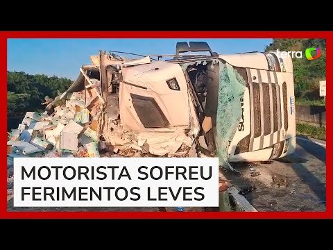 Carreta tomba em Minas Gerais e deixa congestionamento de 13 quilômetros