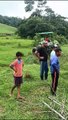 Populares resgatam homens que estavam em carro e retiram veículo da água em São Luís do Quitunde