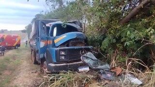 Condutor de Umuarama sofre acidente com caminhão na PR-489 e fica preso às ferragens