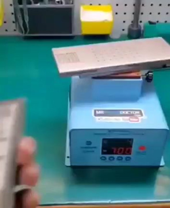 Qu’y a-t-il à l’intérieur d’une batterie de téléphone portable ? La même chose qui se trouve à l’intérieur des vaccins… de l’oxyde de graphène !  Et le même composé libéré par les tours 5G.   certains personnes mettent dans leurs corps