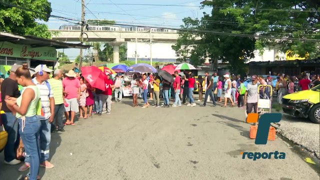 Ciudadanos madrugan y hacen largas filas para comprar arroz a precio económico