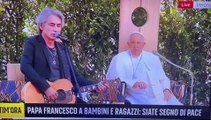 Ligabue canta «quanto tempo abbiamo, quanto ne rimane» e il Papa guarda l’orologio