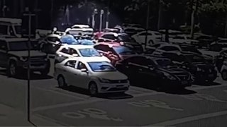 Motorista de Lamborghini persegue ladrão e bate carro em poste e moto