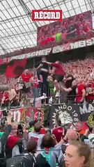 XABI ALONSO SALTA A LA GRADA PARA CELEBRAR LA TEMPORADA INVICTA DEL BAYER LEVERKUSEN
