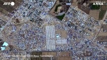 Gaza, gli sfollati di Rafah si accampano sulla spiaggia di Deir al-Balah