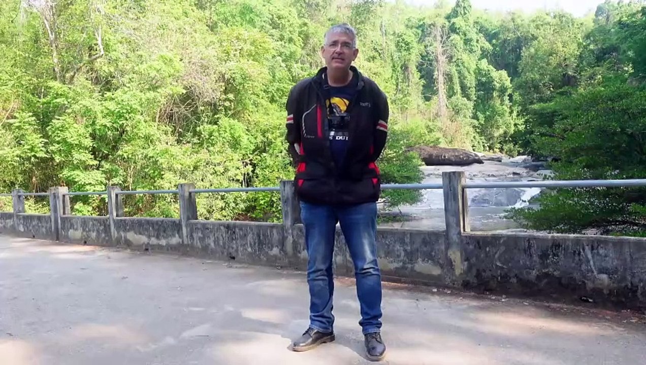 Auf dem Motorrad durch Thailands Hinterland. Die Drohne auch mit dabei!