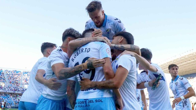 Los jugadores del Málaga CF celebran con su afición la victoria frente al Antequera