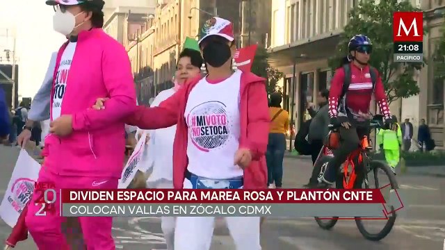 Vallas metálicas separan 'Marea Rosa' de plantón de la CNTE en el Zocalo