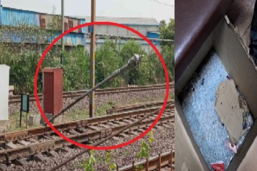 चलती ट्रेन में गिरा खंभा, टूटी खिड़की, देखें वीडियो