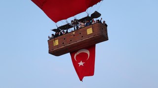 Kapadokya semaları Türk bayraklarıyla süslendi