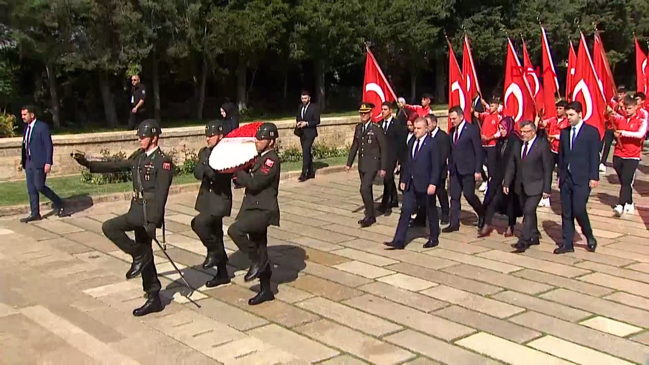 Bakan Bak, 19 Mayıs'ta Temsilci Gençler ve sporcularla birlikte Anıtkabir'i ziyaret etti