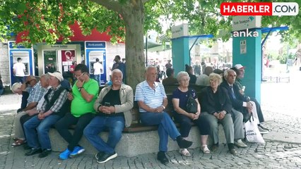 İzmir'de Emeklilerden Bakan Işıkhan'a "Yeni Hizmet Modeli' Tepkisi: "Çalışma Bakanı Emeklilerle Dalga Geçmiş.