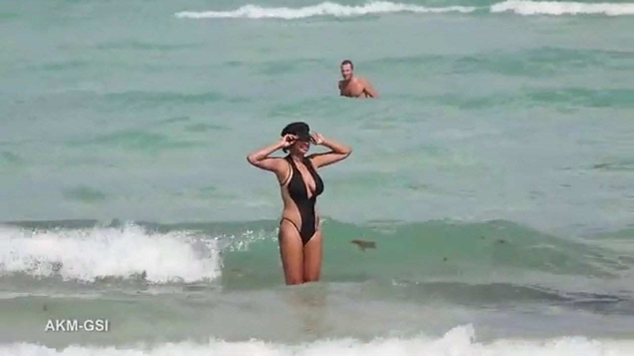 ackie Cruz leaves little to the imagination in cutout swimsuit