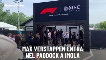 Max Verstappen entra nel paddock a Imola: il video
