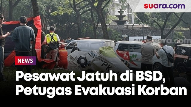 Pantauan Lokasi Pesawat Jatuh di Lapangan Sunbrust BSD Serpong, Petugas Evakuasi Korban