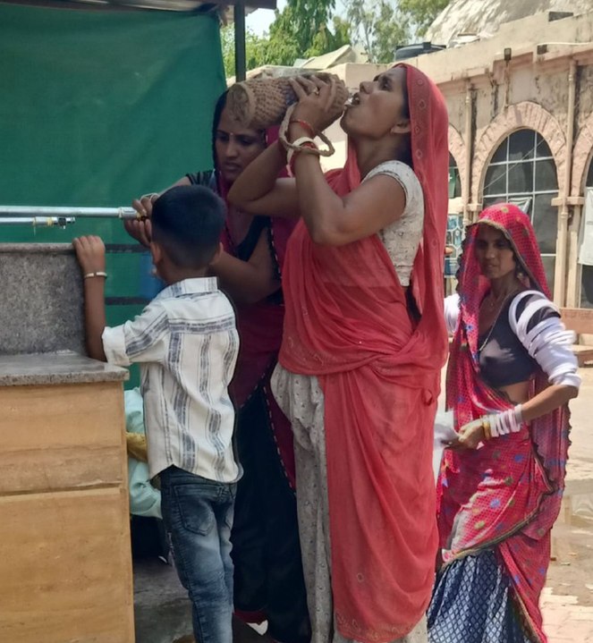 गर्मी ऐसी... भट्टी की तरह तप रही सडक़ें,  गर्मी...