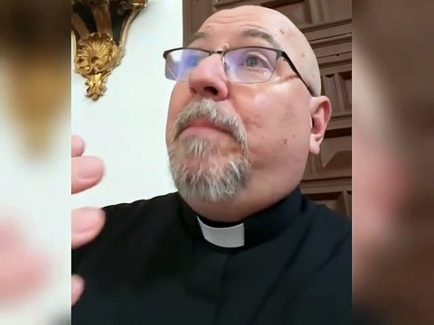 ¿Por qué el viernes Santo se invita a los Católicos a adorar la Cruz? - Padre Juan Molina