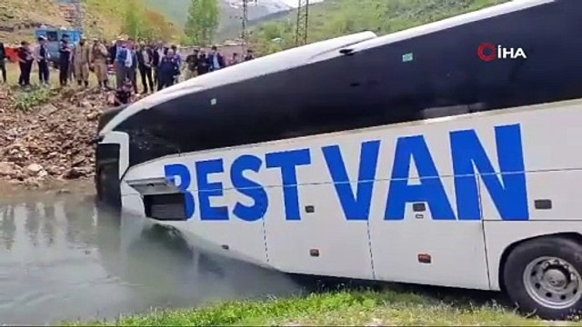 Van otobüsü dereye yuvarlandı