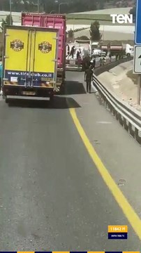 مستوطنون يقطعون الطريق أمام شاحنات المساعدات المتجهة قطاع غزة على معبر ترقوميا غرب الخليل