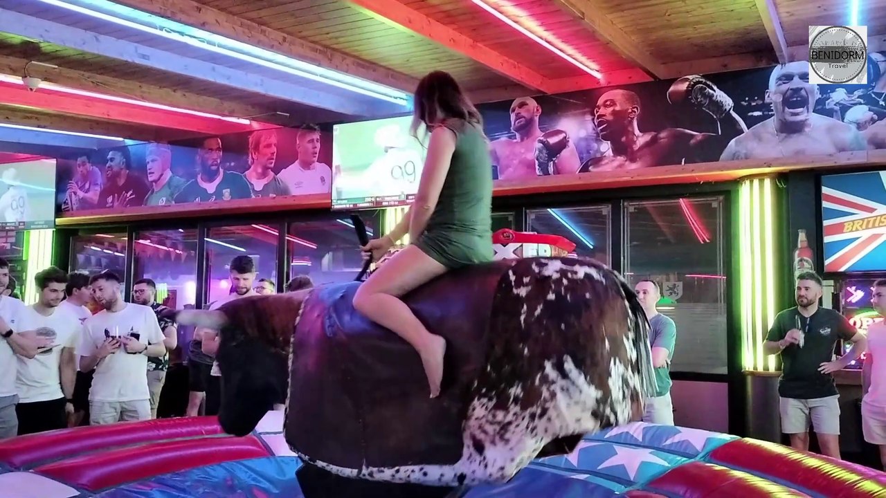 Mechanical Bull Benidorm - Girl rides a Bull! - video Dailymotion