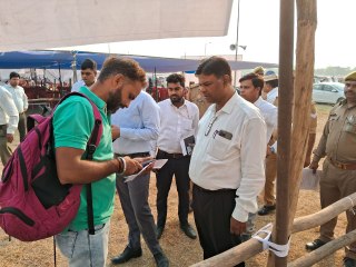 लखनऊ जिलाधिकारी  सूर्य पाल गंगवार पहुंचे स्मृति उपवन, पिलाया सभी को शरबत