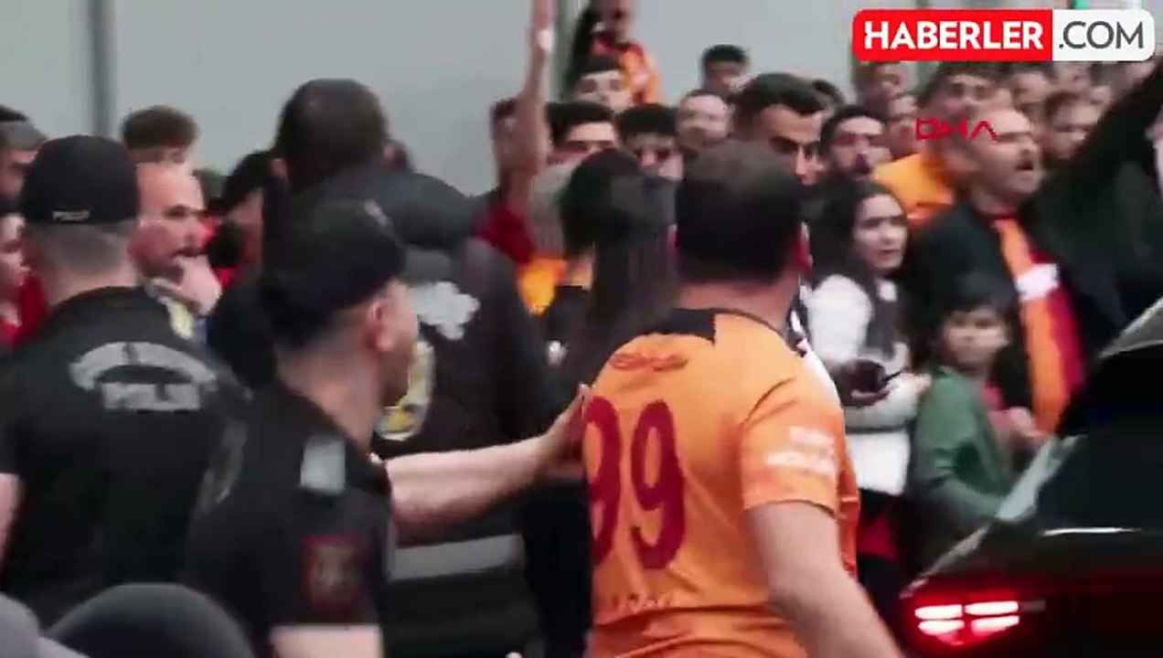 Polis olmasa kim bilir neler olurdu! Derbi öncesi Galatasaraylı taraftarlardan Fenerbahçeli kadına tepki