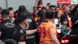 Galatasaraylı Taraftarlar Fenerbahçe Formalı Kadına Tepki Gösterdi