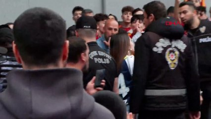 Fenerbahçe formalı taraftara Florya'da tepki