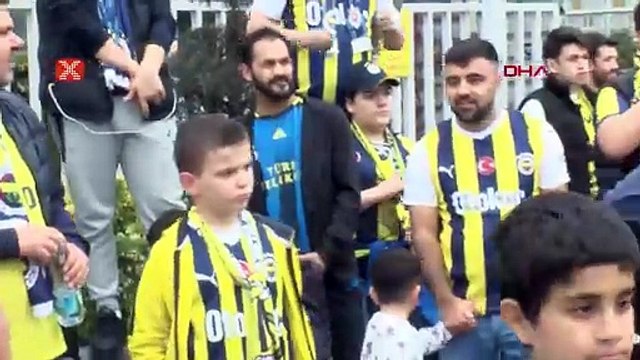 Fenerbahçeli taraftarlar, takımlarını derbiye uğurladı