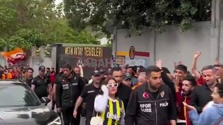 Galatasaray taraftarı Fenerbahçeli kadına saldırdı