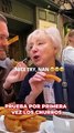 Una mujer británica prueba los churros con chocolate por primera vez