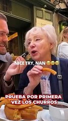 Una mujer británica prueba los churros con chocolate por primera vez